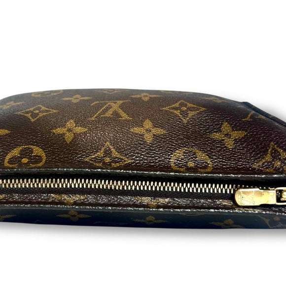 LOUIS VUITTON
Vintage Monogram Toiletry Pouch 17 - Picture 10 of 12